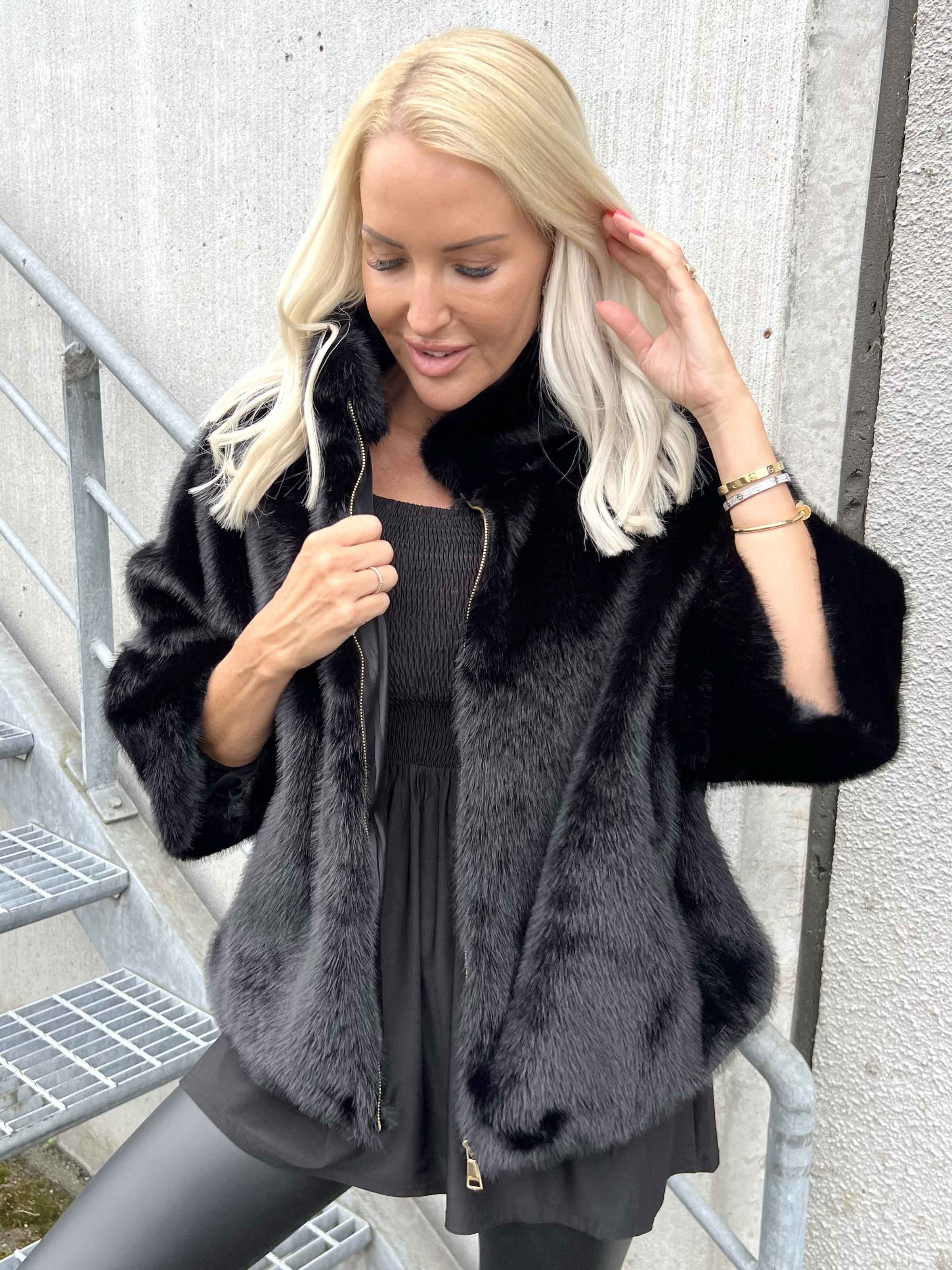 Torrey - Elegant fuskpälsjacka i ljusbeige med 3/4 ärmar